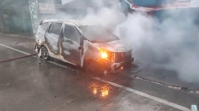 Mobil pemudik asal Bandung Jawa Barat terbakar di Jalan Setiabudi Semarang. Foto: Dok. Istimewa