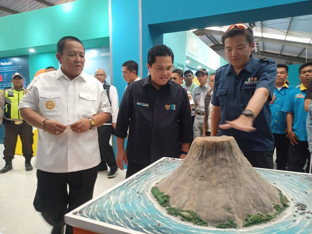 Menteri BUMN Erick Thohir saat melakukan peninjauan di Krakatau Park yang berada di kawasan Pelabuhan Bakauheni, pada Kamis (20/4). | Foto : Galih Prihantoro/ Lampung Geh