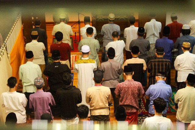 Ilustrasi Bacaan Sholat Idul Fitri dari Niat sampai Salam. Foto: dok. Annas Arfnahri (Unsplash)