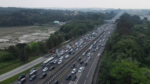 Foto udara kendaraan melintas di jalan Tol Cikampek Utama saat penerapan satu arah, Karawang, Jawa Barat, Kamis (20/4/2023). Foto: Fakhri Hermansyah/ANTARA FOTO