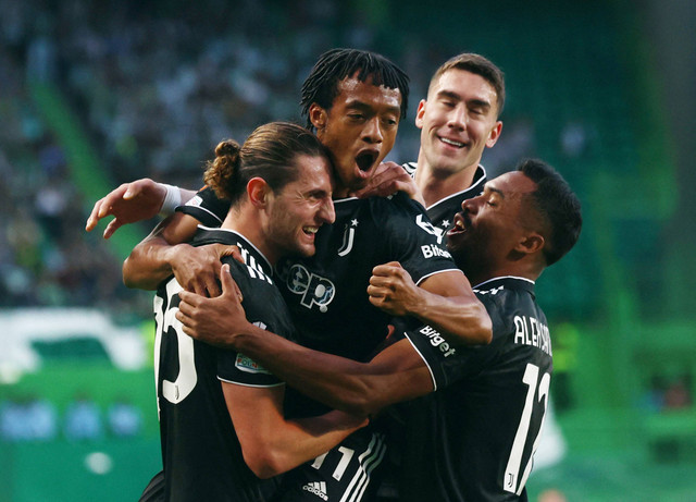Para pemain Juventus merayakan gol Adrien Rabiot saat bertandang ke markas Sporting CP, Estadio Jose Alvalade, Lisbon, Portugal, dalam pertandingan leg kedua perempat final Liga Europa 2022/23, Jumat (21/4) Foto: Pedro Nunes/Reuters