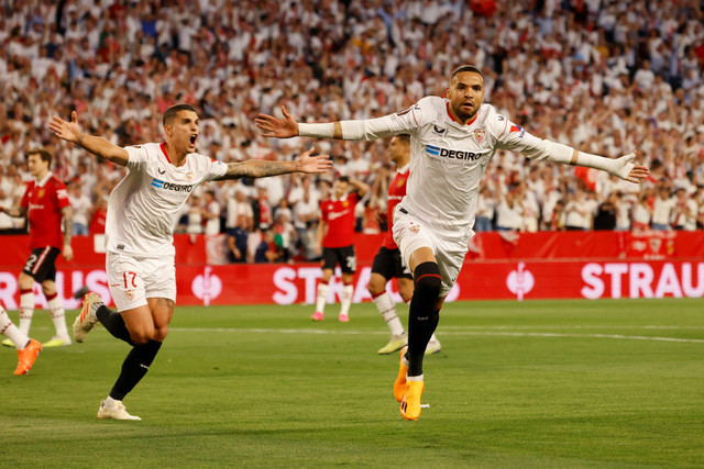 Selebrasi pemain Sevilla Youssef En-Nesyri usai mencetak gol ke gawang Manchester United pada laga leg kedua perempat final Liga Europa di Stadion Ramon Sanchez Pizjuan, Seville, Spanyol, Jumat (21/4/2023).  Foto: Marcelo Del Pozo/REUTERS
