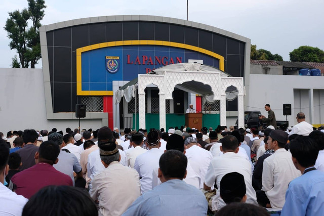 Umat muslim melaksanakan Salat Idul Fitri 1444 H di Lapangan PSP, Sawangan, Depok, Jumat (21/4/2023).  Foto: Rizki Baiquni Pratama/kumparan