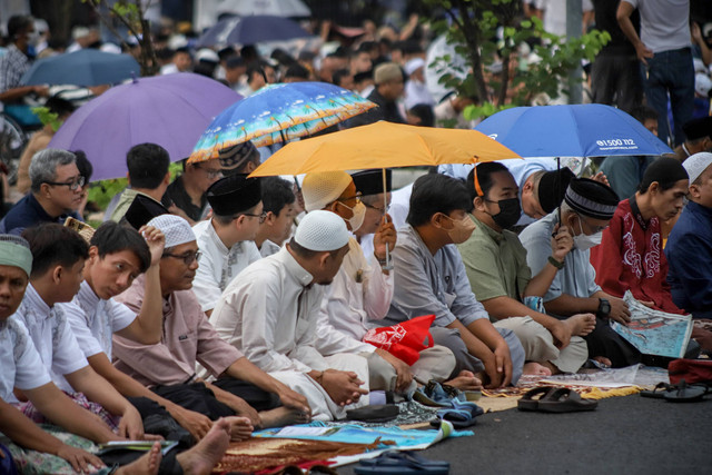 Umat muslim bersiap melaksanakan Salat Idul Fitri 1444 H di lapangan parkir Jakarta International Equestrian Park, Jumat (21/4/2023). Foto: Jamal Ramadhan/kumparan