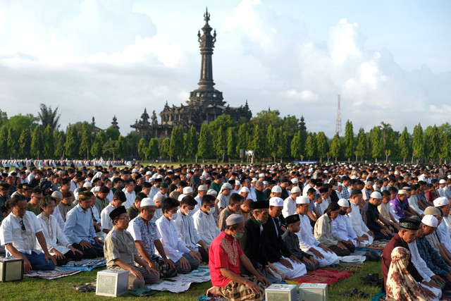 Umat Islam melaksanakan Shalat Idul Fitri 1 Syawal 1444 H di Lapangan Puputan Margarana, Denpasar, Bali, Jumat (21/4/2023). Foto: Nyoman Hendra Wibowo/ANTARA FOTO