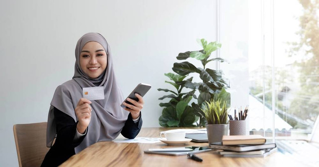Ilustrasi melakukan transaksi keuangan dengan bank syariah. Foto: Shutterstock