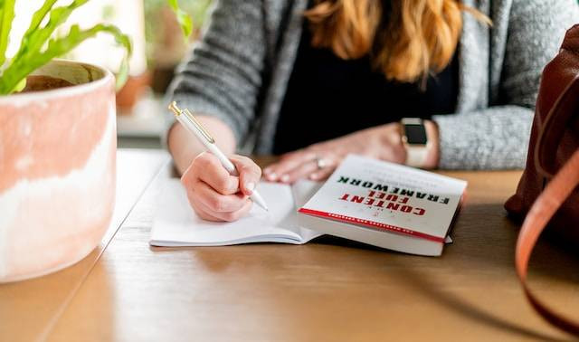 Ilustrasi cara menulis daftar pustaka dari internet, Foto oleh Melanie Deziel di Unsplash