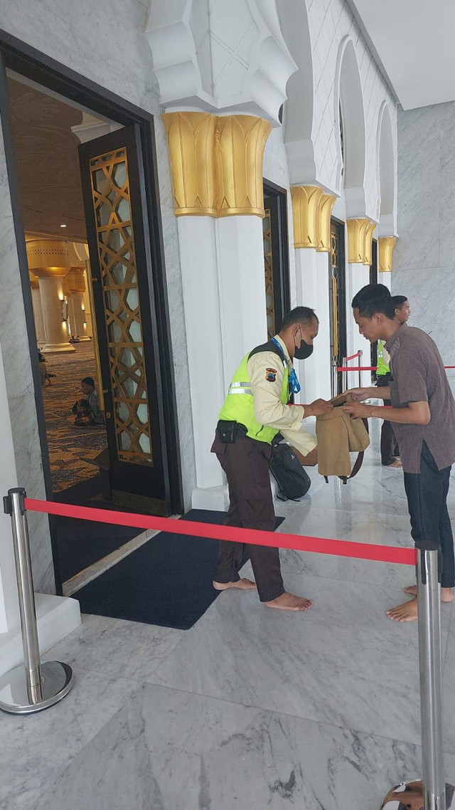 Pengamanan jelang Salat Idul Fitri 1444 H di Masjid Raya Syeikh Zayed, Solo, Jawa Tengah, Jumat (21/4/2023). Foto: Dok. Istimewa
