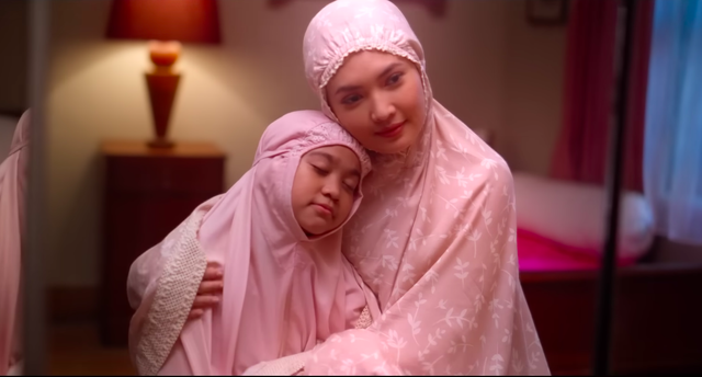 Iklan inspiratif Sampo Lifebuoy menggambarkan kasih sayang ibu kepada anaknya. Foto: YouTube/Lifebuoy ID