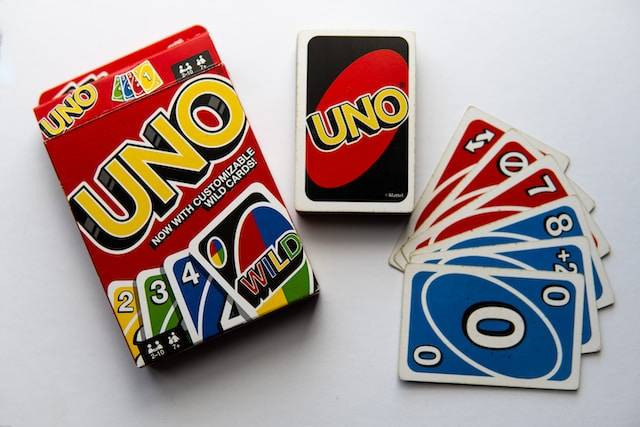 Ilustrasi cara bermain game uno, Foto oleh Colin Davis di Unsplash