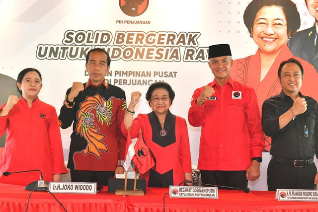 Gubernur Jateng Ganjar Pranowo berfoto bersama dengan Presiden Jokowi, Ketum PDIP Megawati Soekarnoputri dan Puan Maharani usai diusung sebagai Capres dari PDIP, pada Jumat (21/4/2023).
Foto: Agus Suparto/Istana Presiden