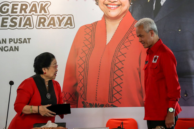 Ketua Umum PDI Perjuangan Megawati Soekarnoputri (kiri) bersiap menyematkan peci kepada calon Presiden 2024 yang diajukan PDI Perjuangan Ganjar Pranowo (kanan) di Istana Batu Tulis, Bogor, Jawa Barat, Jumat (21/4/2023). Foto: Monang/ANTARA FOTO