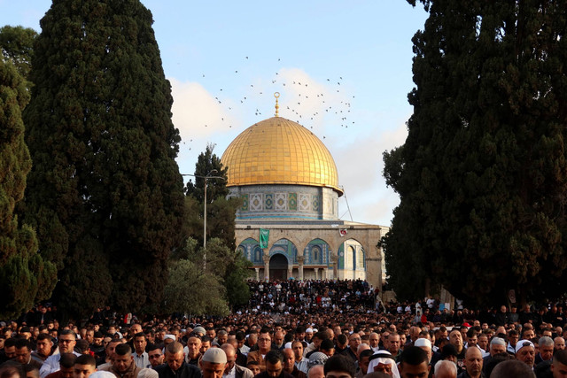 Warga Palestina menghadiri salat Idul Fitri di kompleks masjid Al-Aqsa, di Kota Tua Yerusalem, Jumat (21/4/2023). Foto: Jamal Awad/REUTERS