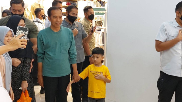 Presiden Jokowi ajak cucunya, Jan Ethes Srinarendra, saat bermain di mall di Solo, Jumat (21/4/2023). Foto: kumparan