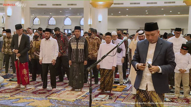 Presiden Joko Widodo bersama Gubernur Jawa Tengah Ganjar Pranowo melaksanakan Salat Idul Fitri 1444 H di di Masjid Raya Syeikh Zayed, Solo, Jawa Tengah, Sabtu (22/4/2023). Foto: Youtube/Sekretariat Presiden