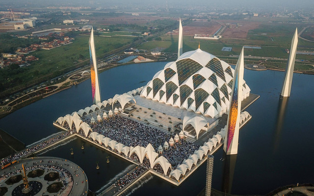Foto udara umat Islam melaksanakan Salat Idul Fitri di Masjid Raya Al Jabbar, Gedegage, Bandung, Jawa Barat, Sabtu (22/4/2023). Foto: Raisan Al Farisi/ANTARA FOTO