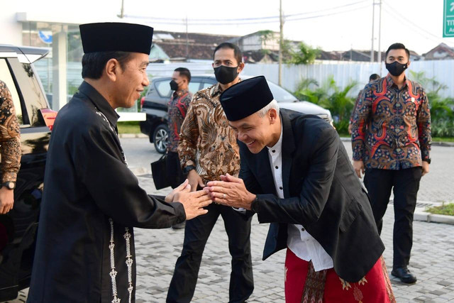Presiden Joko Widodo bersama Gubernur Jawa Tengah Ganjar Pranowo tiba untuk melaksanakan Salat Idul Fitri 1444 H di di Masjid Raya Syeikh Zayed, Solo, Jawa Tengah, Sabtu (22/4/2023).
 Foto: Biro Pers Sekretariat Presiden