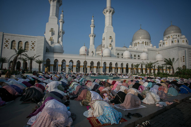 Umat Islam melaksanakan Shalat Idul Fitri 1444 H di Masjid Raya Sheikh Zayed, Solo, Jawa Tengah, Sabtu (22/4/2023). Foto: Mohammad Ayudha/ANTARA FOTO