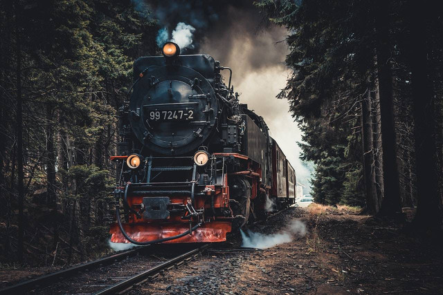 Ilustrasi sejarah kereta api di Indonesia. Sumber foto: Pexels/Mark Plötz.