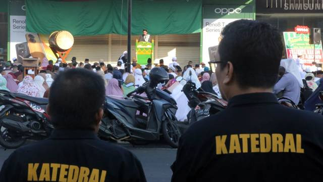 Umat nasrani menjaga keamanan di lokasi Salat Idul Fitri 1444 Hijriah di Kota Manado. (foto: febry kodongan)