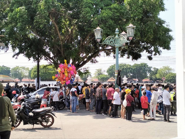 Masyarakat padati kawasan Keraton Yogyakarta untuk menyaksikan acara tradisi Grebeg Syawal, Sabtu (22/3/2023). Foto: Maria Wulan/Tugu Jogja