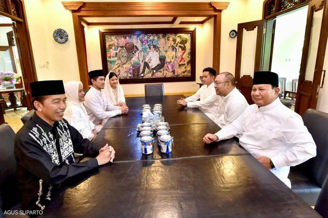 Menhan Prabowo Subianto silaturahmi ke kediaman Presiden Joko Widodo di Solo, Sabtu (22/4/2023).  Foto: Dok. Agus Suparto