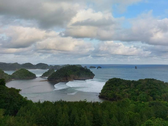 Pantai Teluk Asmara. Sumber: Unsplash/Septianur Aji Hariyanto
