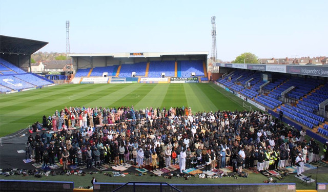 Tranmere Rovers menggelar Salat Id di Stadion Prenton Park, Inggris, Sabtu (22/4/2023) Foto: Dok. Tranmere Rovers