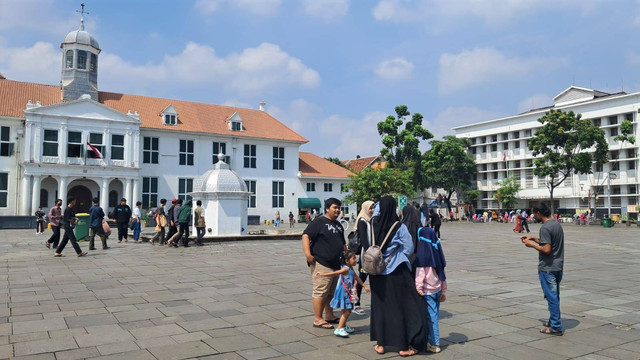 Pengujung padati Kota Tua di hari kedua Lebaran 2023, Minggu (23/4/2023). Foto: Annisa Thahira Madina/kumparan