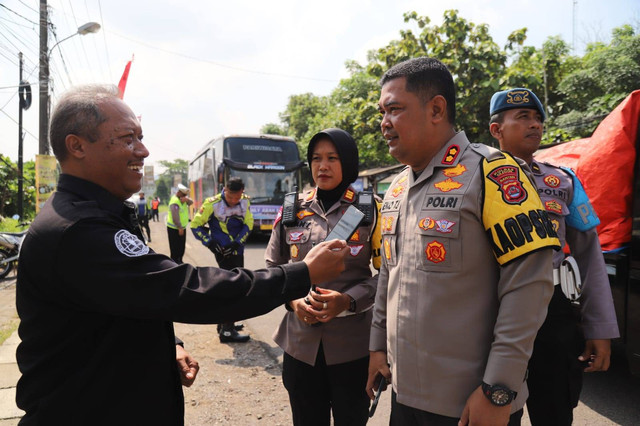 Kapolres Cilegon Polda Banten menghimbau kepada Masyarakat yang akan melakukan wisata pantai di wilayah Anyer untuk tidak menggunakan kendaraan Losbak. Foto: humas
