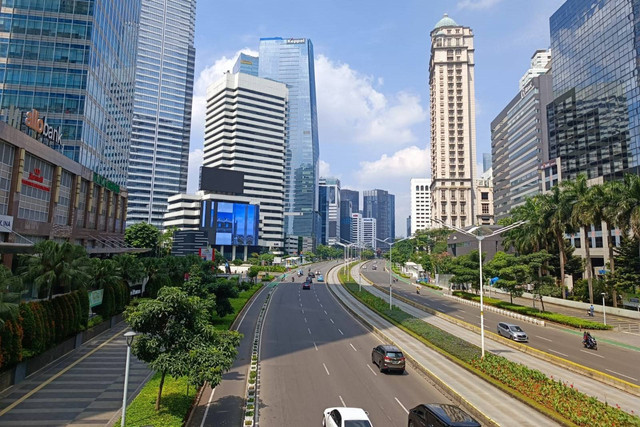 Suasana arus lalu lintas Jalan Sudirman-MH Thamrin, Minggu (23/4). Foto: Hedi/kumparan