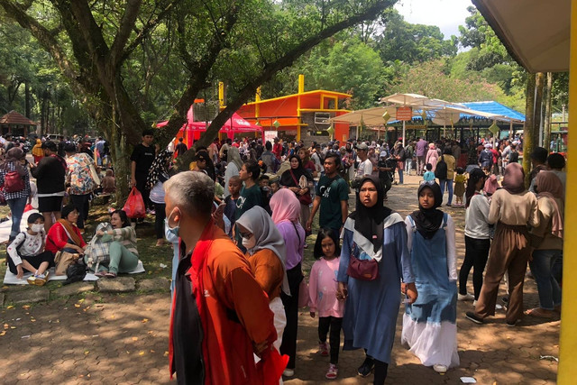 Pengunjung saat berwisata Taman Margasatwa Ragunan, Jakarta, Minggu (23/4/2023).  Foto: Andreas Ricky Febrian/kumparan