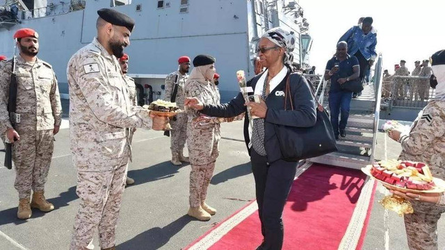 Arab Saudi menyambut warga AS dari Sudan di Pelabuhan Laut Jeddah dengan permen dan mawar pada hari Sabtu