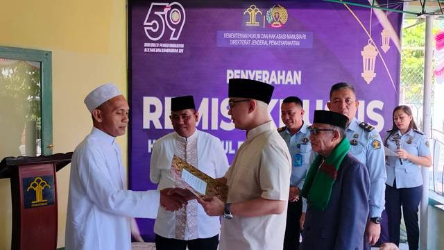 Penyerahan remisi khusus Idul Fitri 1444 Hijriah untuk narapidana di Lapas Kelas IIA Manado.