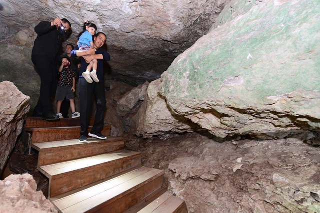 Presiden Jokowi saat berkunjung ke tempat wisata di Labuan Bajo. Foto: Lukas/Biro Pers Sekretariat Presiden