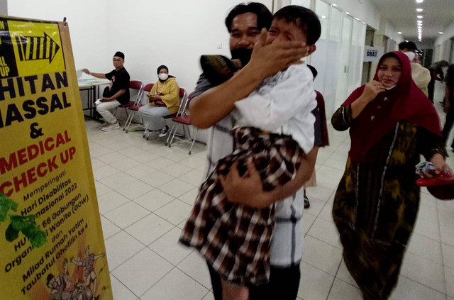 Anak yang menangis usai sunat. Foto: Masruroh/Basra