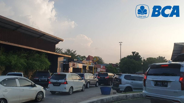 Sejumlah kendaraan memadati rest area KM 101 Tol Cikopo-Palimanan. Foto: Ikhwanul Habibi/kumparan