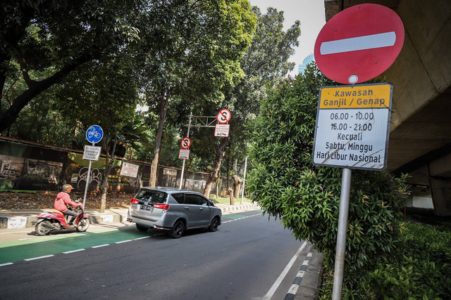 Papan penerapan ganjil genap di sejumlah ruas jalan di Jakarta, Senin (24/4/2023). Foto: Jamal Ramadhan/kumparan