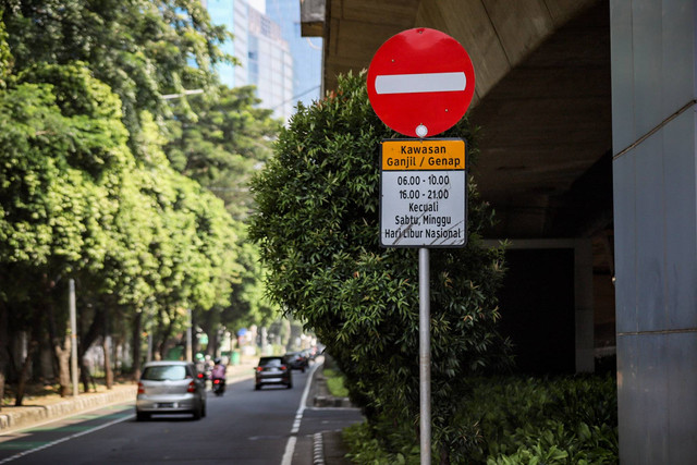Papan penerapan ganjil genap di sejumlah ruas jalan di Jakarta, Senin (24/4/2023). Foto: Jamal Ramadhan/kumparan