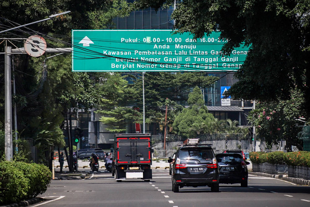 Papan penerapan ganjil genap di sejumlah ruas jalan di Jakarta, Senin (24/4/2023). Foto: Jamal Ramadhan/kumparan
