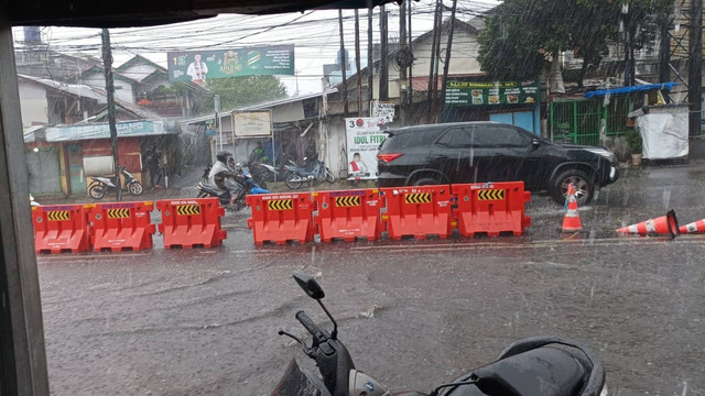 Hujan dan angin di Bandung, Senin (24/4/2023). Foto: Reza Aditya Ramadhan/kumparan