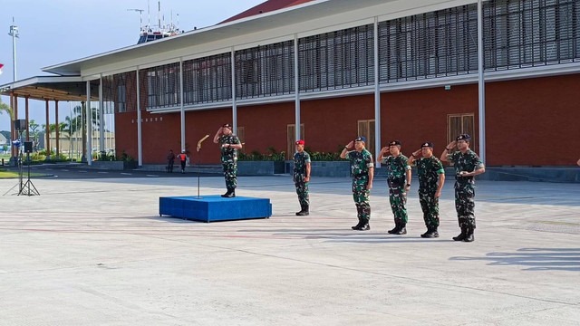 Tim evakuasi WNI di Sudan tengah apel untuk sebelum berangkat dari Lanud Halim Perdanakusuma. Foto: Thomas Bosco/kumparan