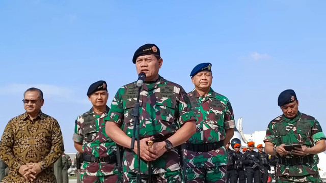 Panglima TNI Yudo Margono pimpinan apel tim satuan tugas evakuasi WNI di Sudan di Lanud Halim perdanakusuma, Senin (22/4/2023). Foto: Thomas Bosco/kumparan