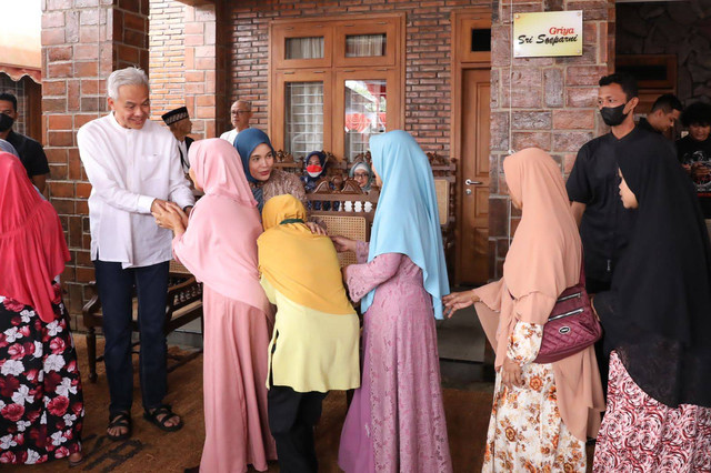 Gubernur Jawa Tengah Ganjar Pranowo bersama istrinya saat menyalami orang-orang dalam saat open house di Tawangmangu, Senin (24/4). Foto: Dok. Istimewa