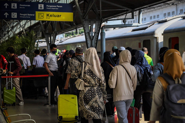 Penumpang Kereta Gumarang tiba di Stasiun Pasar Senen, Jakarta Pusat, Senin (24/4/2023). Foto: Jamal Ramadhan/kumparan