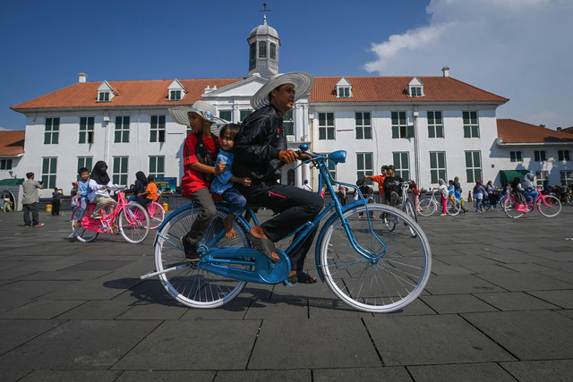 Wisatawan bersepeda di Taman Fatahillah, Kota Tua, Jakarta, Senin (24/4/2023). Foto: Aditya Pradana Putra/Antara Foto 