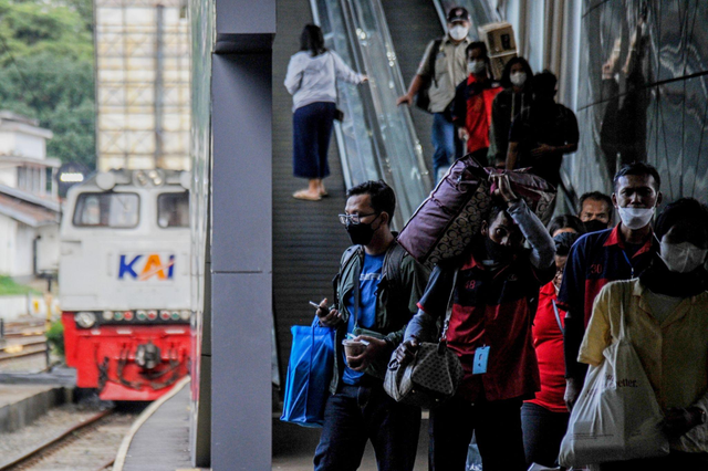 Penumpang kereta jarak jauh dari Stasiun Gambir. Foto: Raisan Al Farisi/ANTARA FOTO