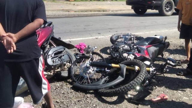 Tabrakan dua sepeda motor tepat di depan kantor Polsek Urban Pitumpanua, Kabupaten Wajo, Sulawesi Selatan. Foto: Satlantas Polres Wajo