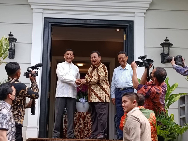 Menteri Pertahanan Prabowo Subianto tiba di kediaman Wantimpres Wiranto, Jakarta, Selasa (25/4). Foto: Zamachsyari/kumparan