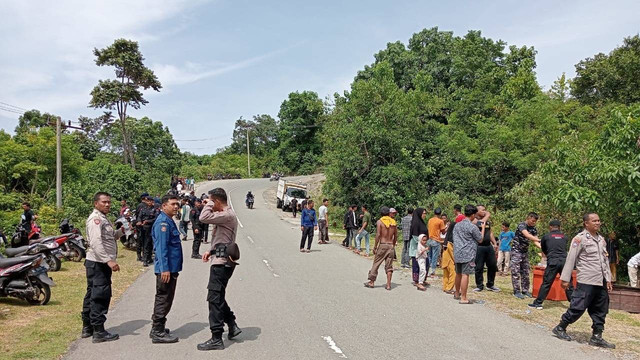 Kondisi di lokasi kecelakaan tunggal di Jalan Lintas Banda Aceh - Krueng Raya, Kecamatan Mesjid Raya, Kabupaten Aceh Besar. Foto: Polresta Banda Aceh